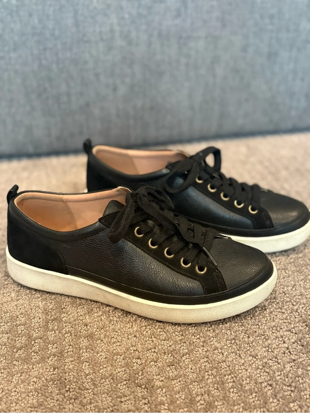 Vionic Winny black leather sneakers with white sole size 8